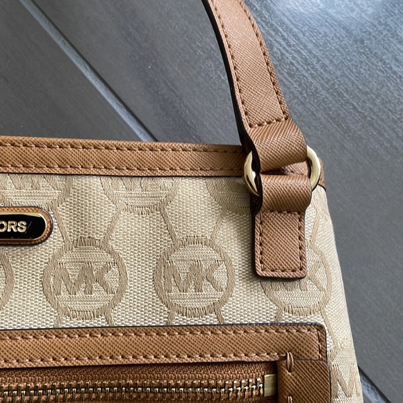 ❌SOLD❌ Michael Kors Women Crossbody Bag- Tan/Gold - Picture 10 of 17